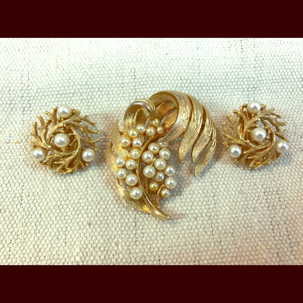 SIGNED Lisner Gold Tone Brooch & Earrings Set
